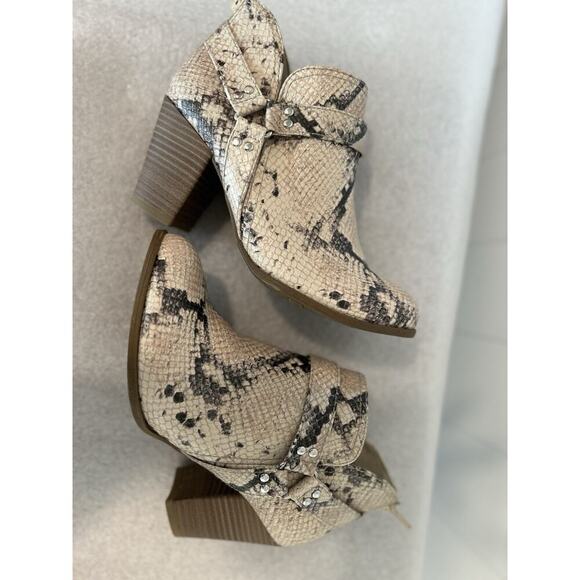 Fergalicious by Fergie Womens Chucky Snakeskin Ankle Boots Size 7.5M Block Heel - Picture 4 of 7